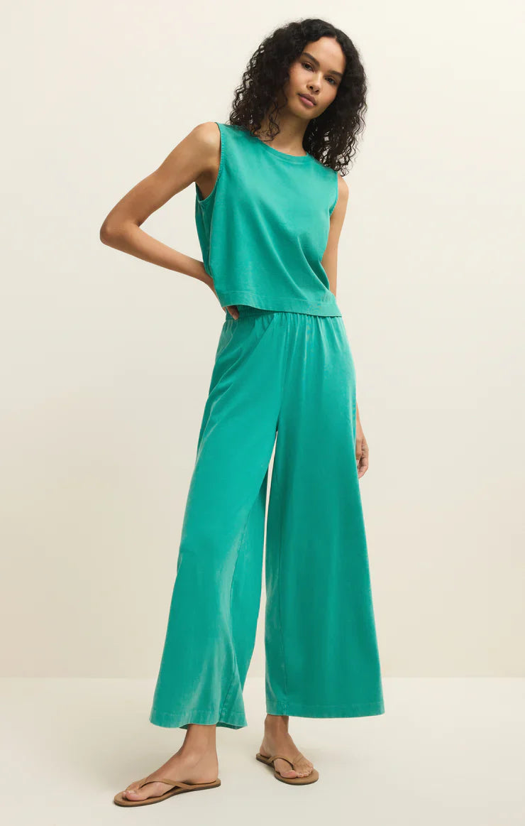 A woman with curly hair wears Zertz&