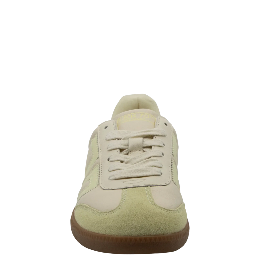 The Zertz CLOUD D26 BUTTER YELLOW SNEAKER features cream suede and leather panels, white laces, and a light brown gum sole—an ideal luxe streetwear pick for women, shown here from the front against a white background.