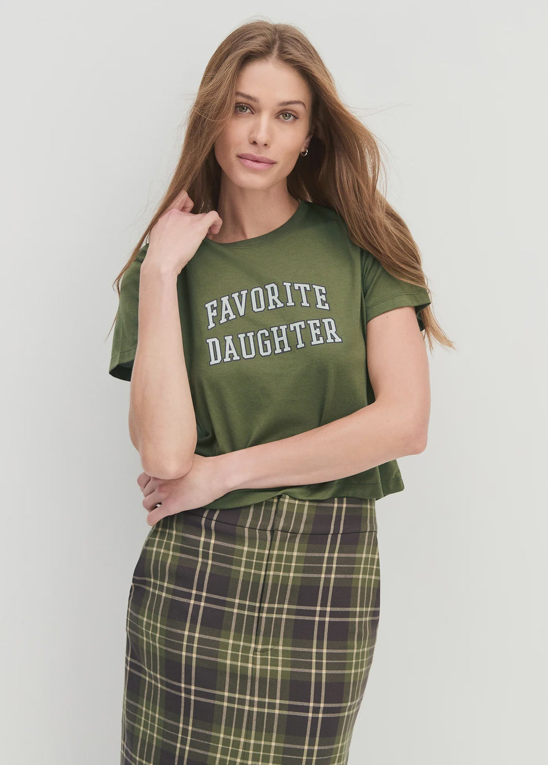 FAVORITE DAUGHTER CROPPED COLLEGIATE TEE