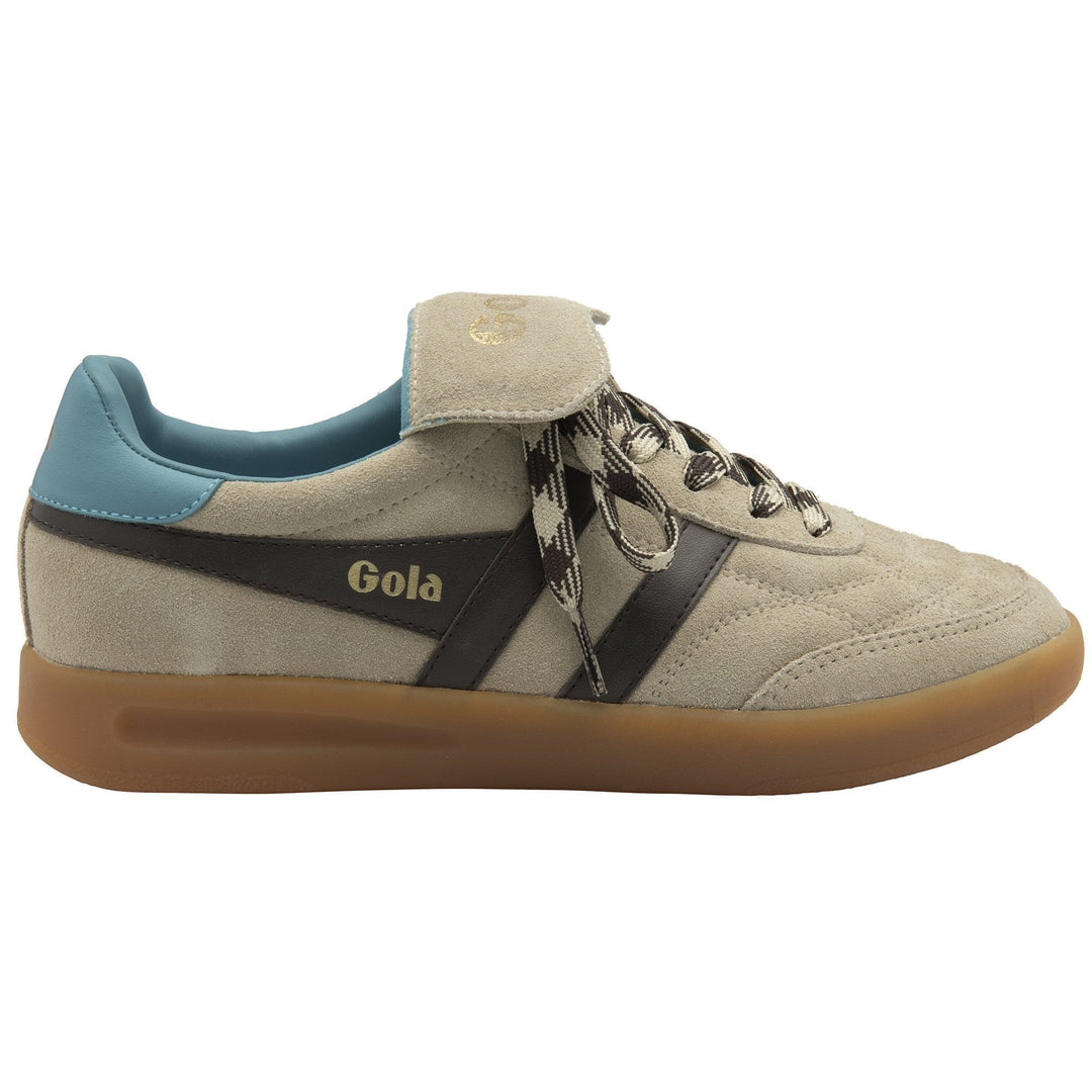 The Zertz Stadia 86 Trainer in Bone/Mocha/Ocean/Gum is a women’s sneaker featuring tan suede, gum sole, vintage football silhouette, black stripes, checkered laces, blue heel collar, and gold Gola branding on the side and tongue.