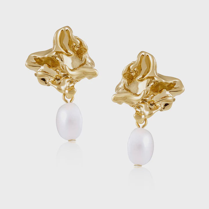 GRETA PEARL EARRING