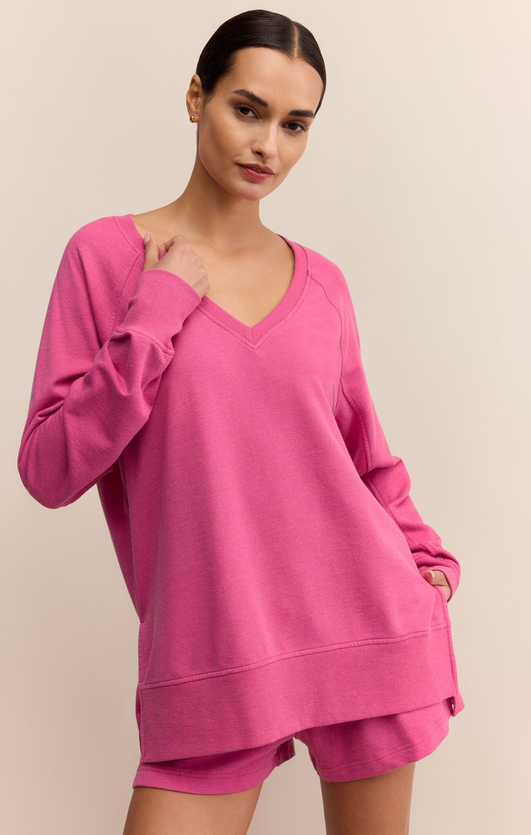 WEEKENDER V NECK