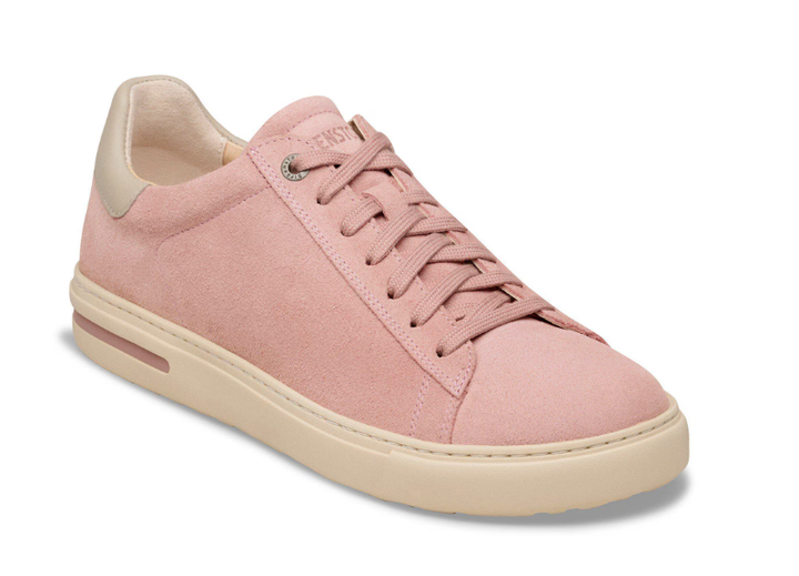 A Zertz BEND LOW PINK CLAY OYSTER 1032085 sneaker with a light pink suede upper, matching laces, and a beige rubber sole is displayed at a front-side angle on a white background.