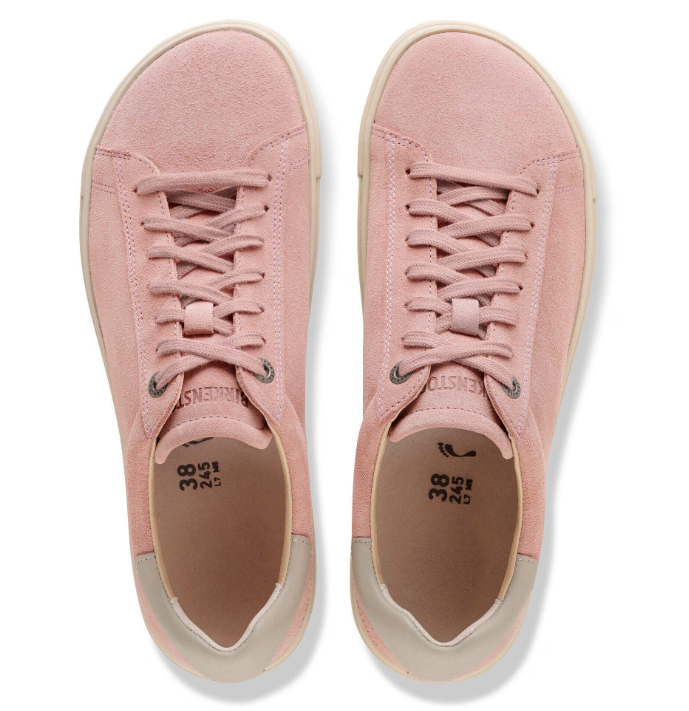 A pair of Zertz BEND LOW PINK CLAY OYSTER 1032085 sneakers in light pink suede with beige heel accents, shown from above; both EU 38 shoes have pink laces and size markings on the insoles.