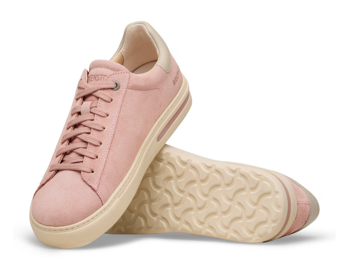 A pair of Zertz BEND LOW PINK CLAY OYSTER 1032085 sneakers in light pink suede with beige soles, one upright and one on its side to display the textured shock-absorbing sole pattern.