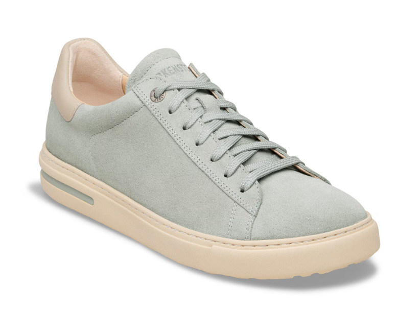 The Zertz BEND LOW MIX LEVE LENA PURE SAGE NARROW FIT is a light gray suede sneaker with light beige accents, beige rubber sole, and matching gray laces, designed for comfort and shock absorption, shown slightly angled on a white background.