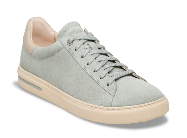The Zertz BEND LOW MIX LEVE LENA PURE SAGE NARROW FIT is a light gray suede sneaker with light beige accents, beige rubber sole, and matching gray laces, designed for comfort and shock absorption, shown slightly angled on a white background.