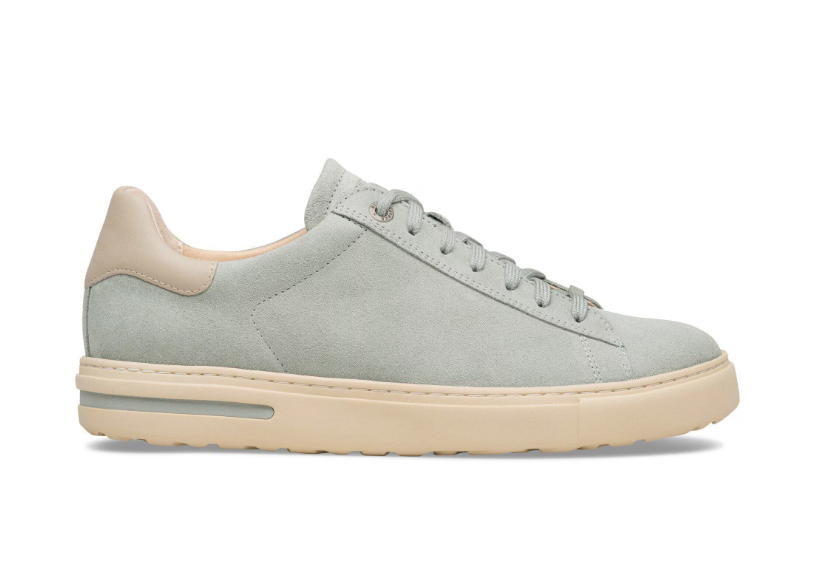 The Zertz BEND LOW MIX LEVE LENA PURE SAGE NARROW FIT sneaker features light gray suede, a beige rubber sole and heel patch, matching gray laces, shock absorption, and a minimalist low-top design.